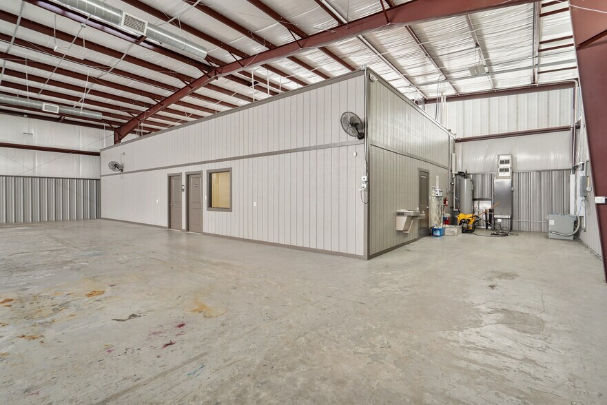 More Photos Of 806 Gladstell St, Conroe Unknown For Lease