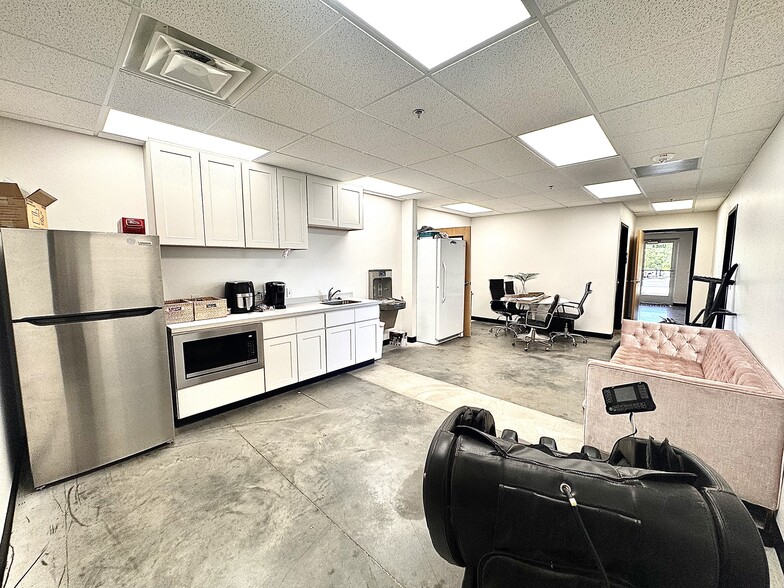 More Photos Of 824 S Auto Mall Dr, American Fork Warehouse For Lease