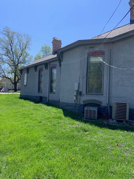 More Photos Of 635 N Broadway, Lexington Office For Sale