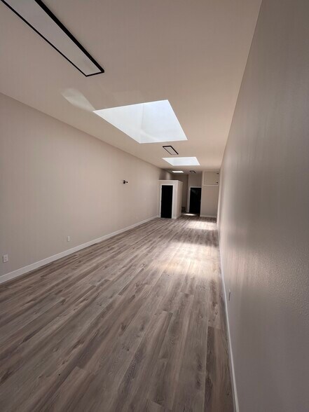 More Photos Of 10039-10041 Commerce Ave, Tujunga Storefront For Lease