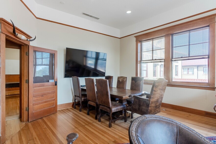 More Photos Of 131 E Exchange Ave, Fort Worth Office Residential For Lease