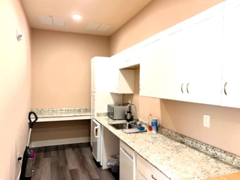 More Photos Of 21634 Redwood Rd, Castro Valley Showroom For Lease