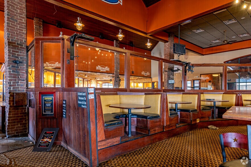 More Photos Of 700 Six Flags Dr, Arlington Restaurant For Lease