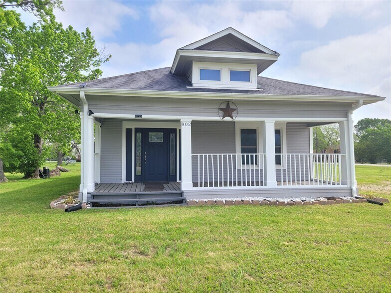 More Photos Of 802 E Broad St, Forney Office For Lease