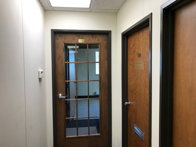 More Photos Of 2820 W Maple Rd, Troy Office For Lease