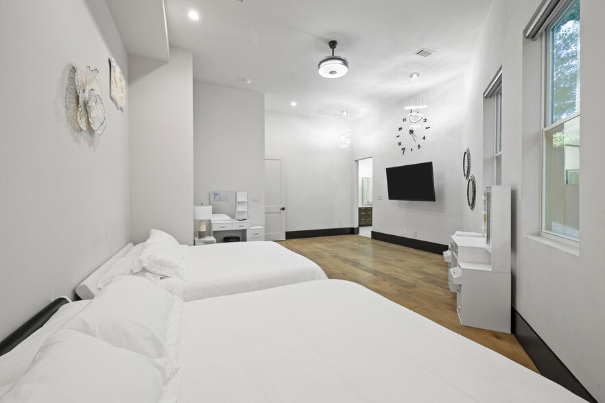 More Photos Of 2401 Greenglade Rd NE, Atlanta Specialty For Sale