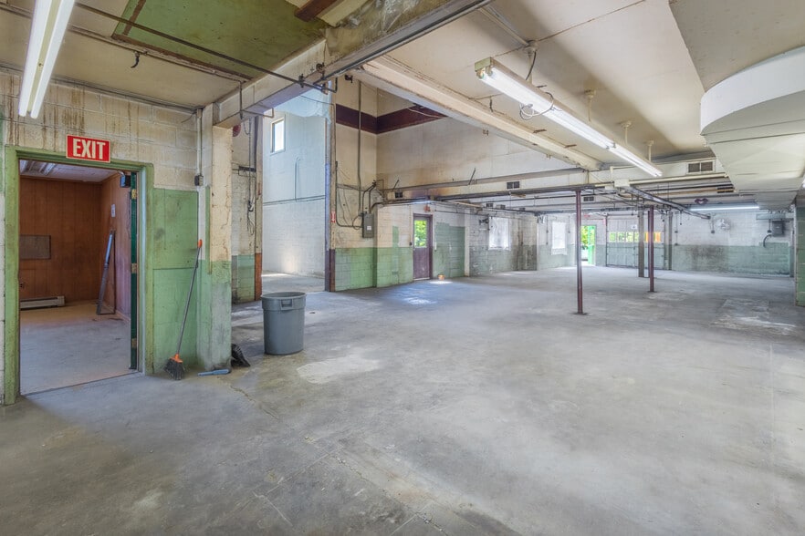 More Photos Of 148 Marlboro Rd, Southborough Warehouse For Sale