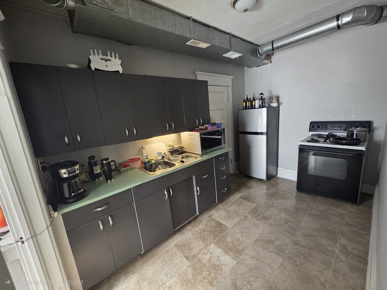 More Photos Of 1451 E Market St, Warren Medical For Sale