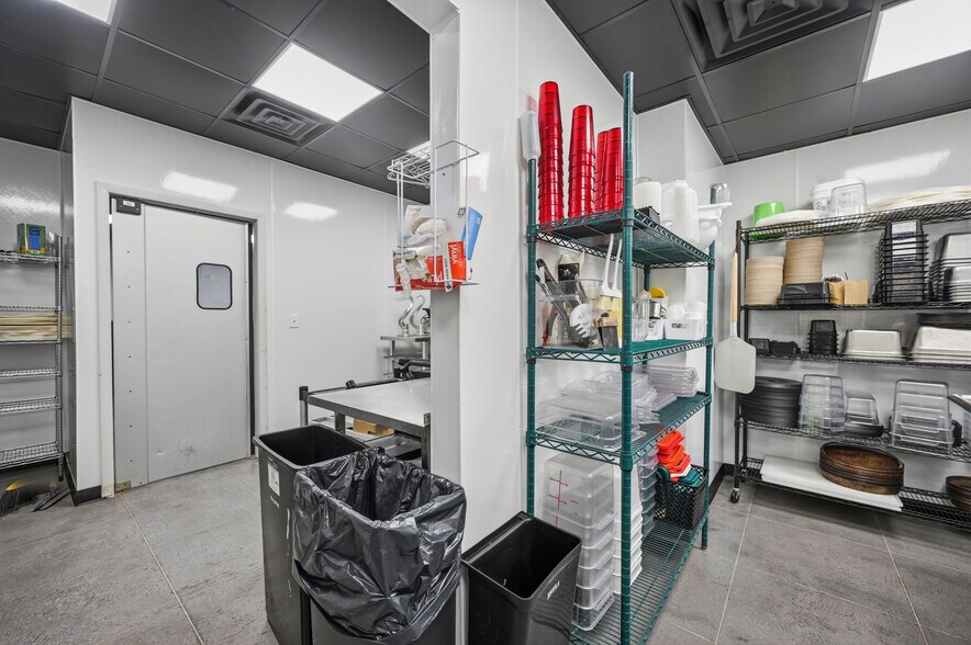 More Photos Of 1511 N Meridian St, Portland Freestanding For Sale