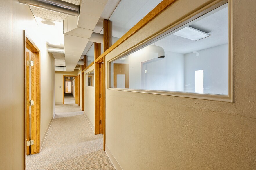 More Photos Of 202-210 W State St, Marshalltown Office For Sale