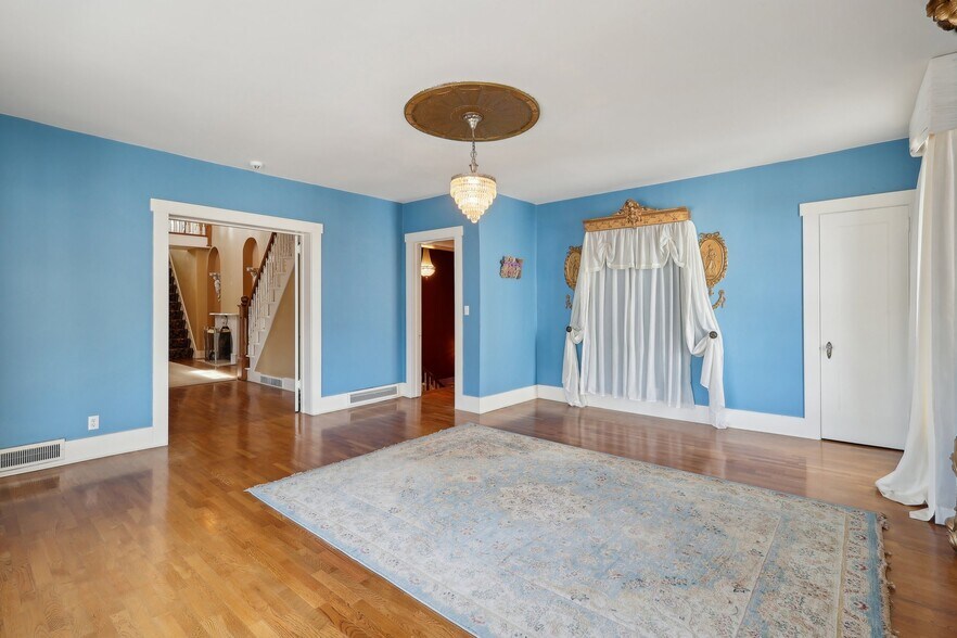 More Photos Of 118 S Walnut St, Troy Showroom For Sale