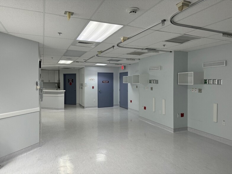 More Photos Of 130 9th St N, Naples Medical For Sale