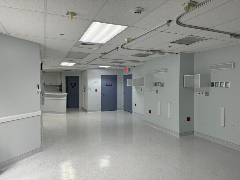 More Photos Of 130 9th St N, Naples Office For Sale