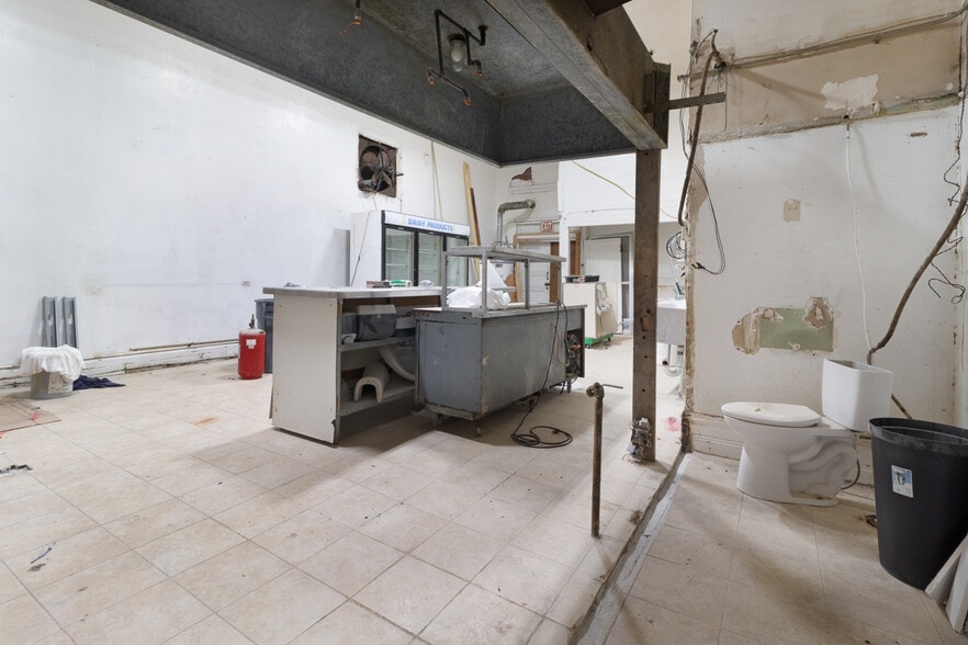 More Photos Of 111-113 N Flores St, San Antonio Storefront Retail Residential For Sale