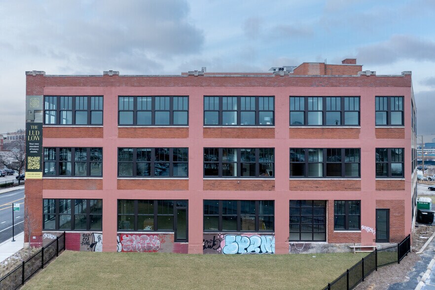 More Photos Of 2032 N Clybourn Ave, Chicago Apartments For Lease
