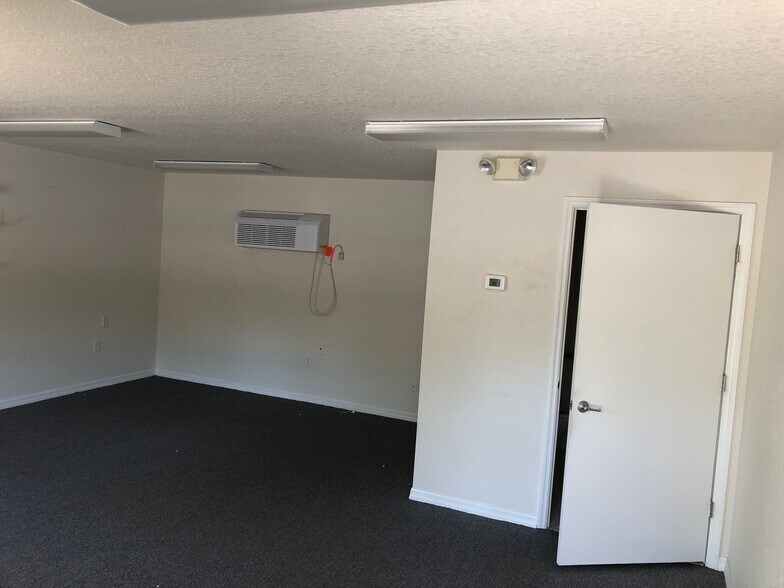 More Photos Of 4100-4140 Lamson Ave, Spring Hill Medical For Lease