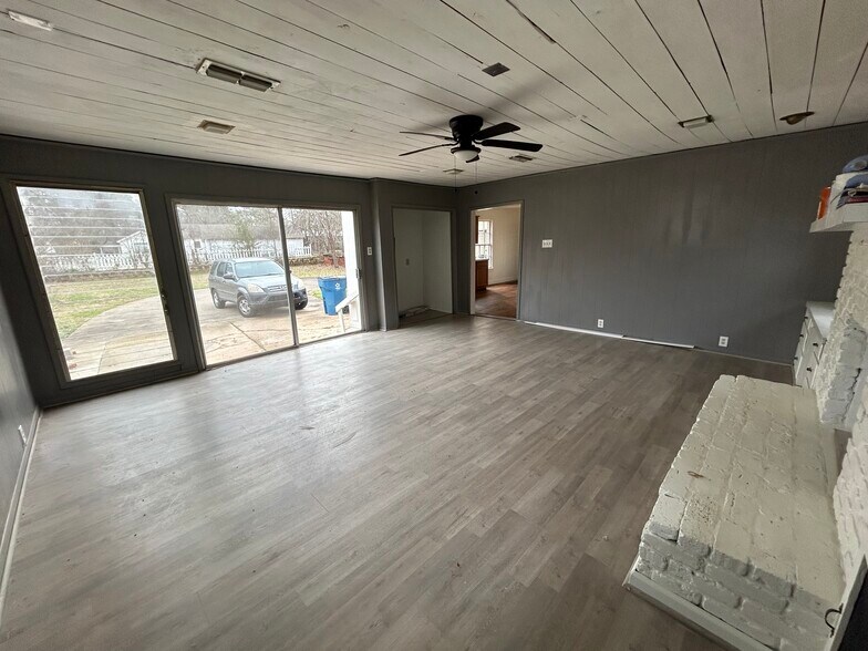 More Photos Of 404 N Henderson Blvd, Kilgore Office For Lease