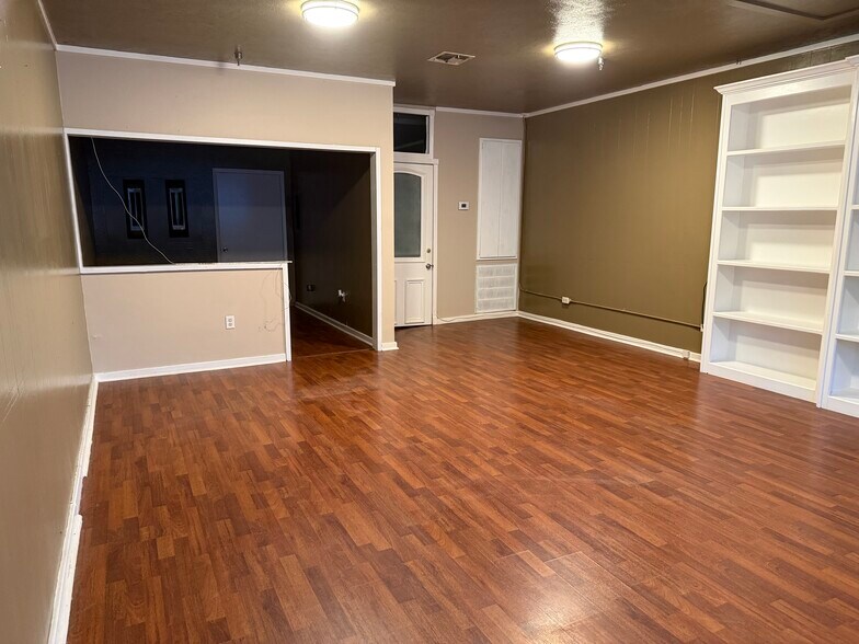 More Photos Of 221 State St, Mccomb Flex For Lease