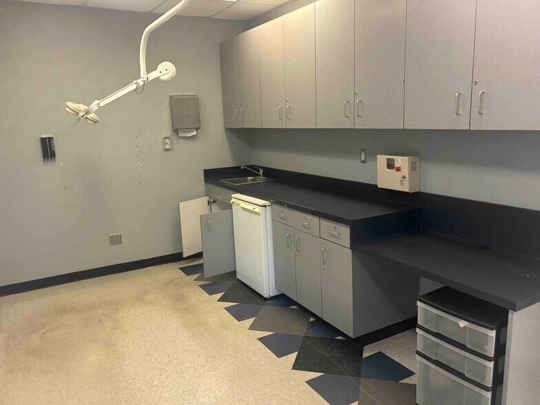 More Photos Of 1228 1st St N, Alabaster Office For Lease