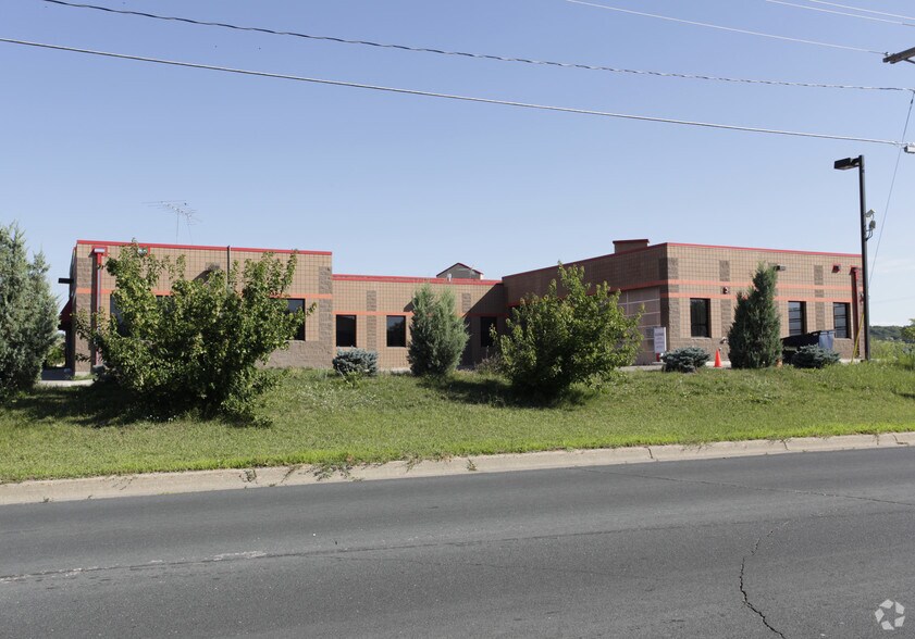 More Photos Of 1305 Crystal Ln, Chaska Auto Repair For Lease