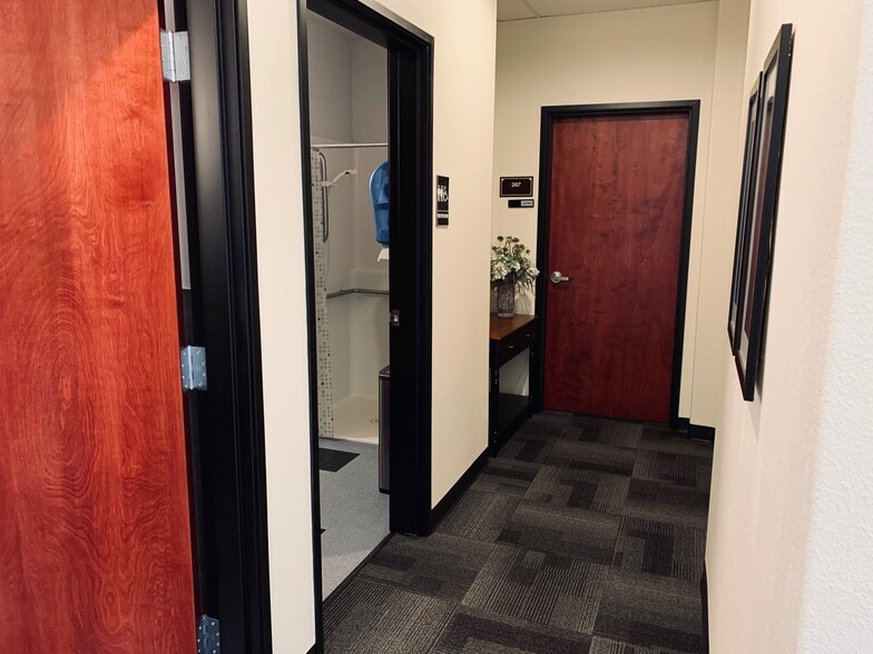 More Photos Of 717 NE 61st St, Vancouver Medical For Lease