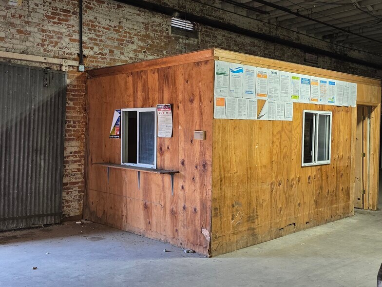 More Photos Of 827 Douglas Ave, Portsmouth Warehouse For Sale