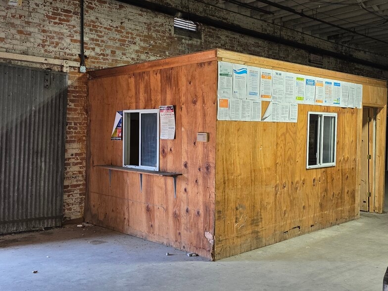 More Photos Of 827 Douglas Ave, Portsmouth Warehouse For Lease
