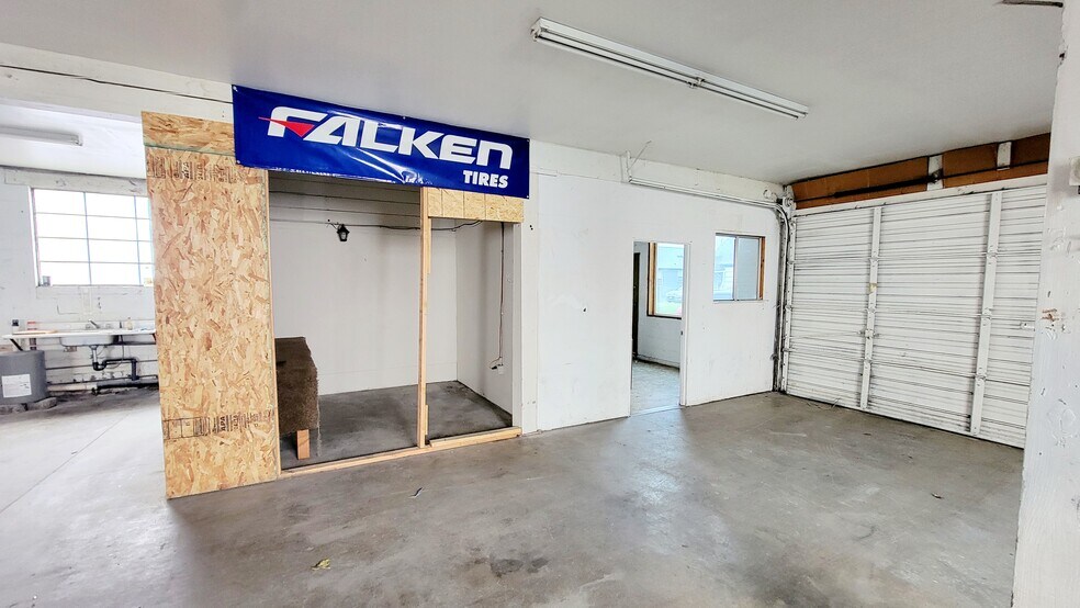 More Photos Of 2060 Warner St NE, Salem Warehouse For Sale