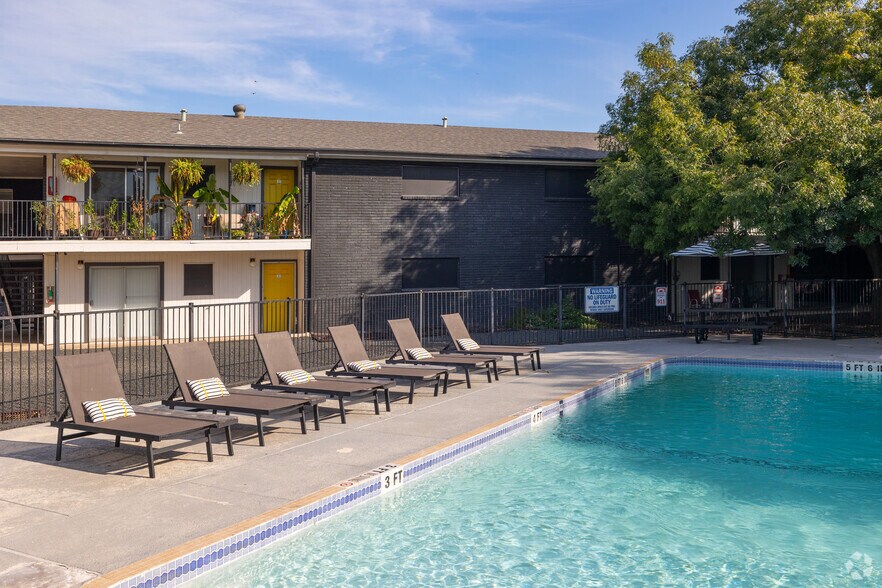 More Photos Of 200 Primrose Cir, New Braunfels Apartments For Sale