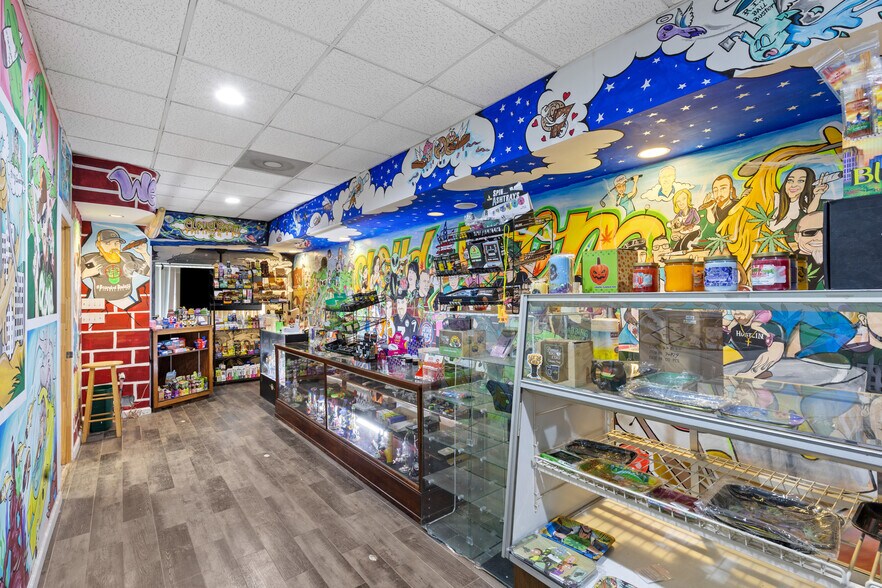 More Photos Of 3052 Belmont St, Bellaire Storefront Retail Office For Sale