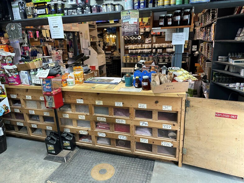 More Photos Of 2616 Colonel Thomson Hwy, Saint Matthews Freestanding For Sale