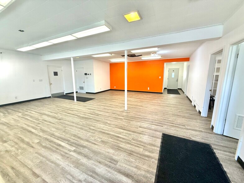 More Photos Of 707 N Lumber St, Bloomington Industrial For Sale