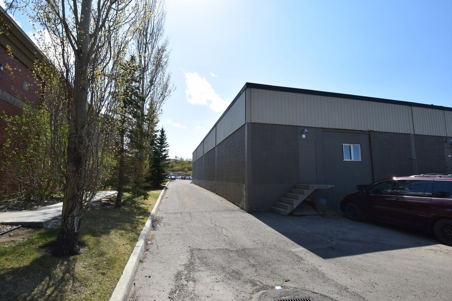 More Photos Of 512 Manitou Rd, Calgary Showroom For Lease