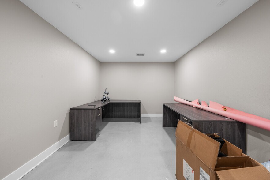 More Photos Of 29519 W Hawthorne Dr, Spring Flex For Sale