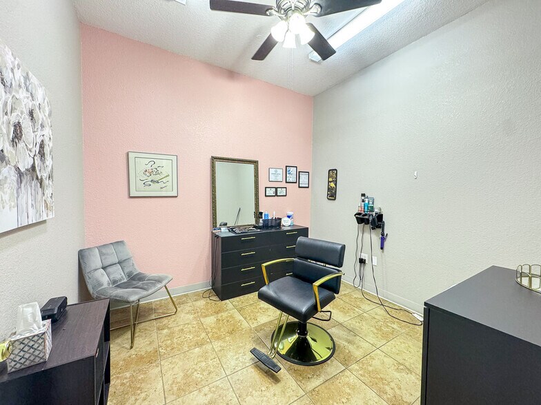 More Photos Of 1311 Chisholm Trl, Round Rock Office For Sale