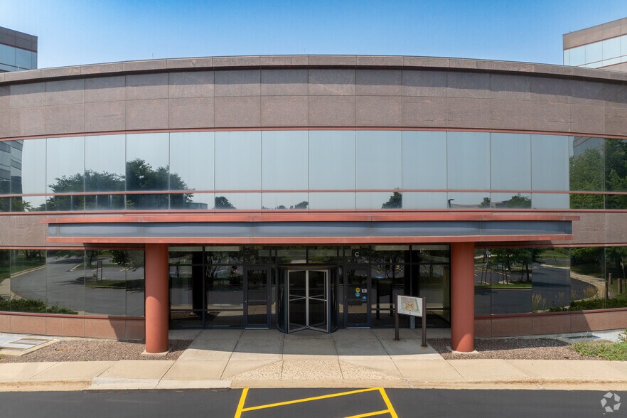 More Photos Of 4 Overlook Pt, Lincolnshire Office For Lease