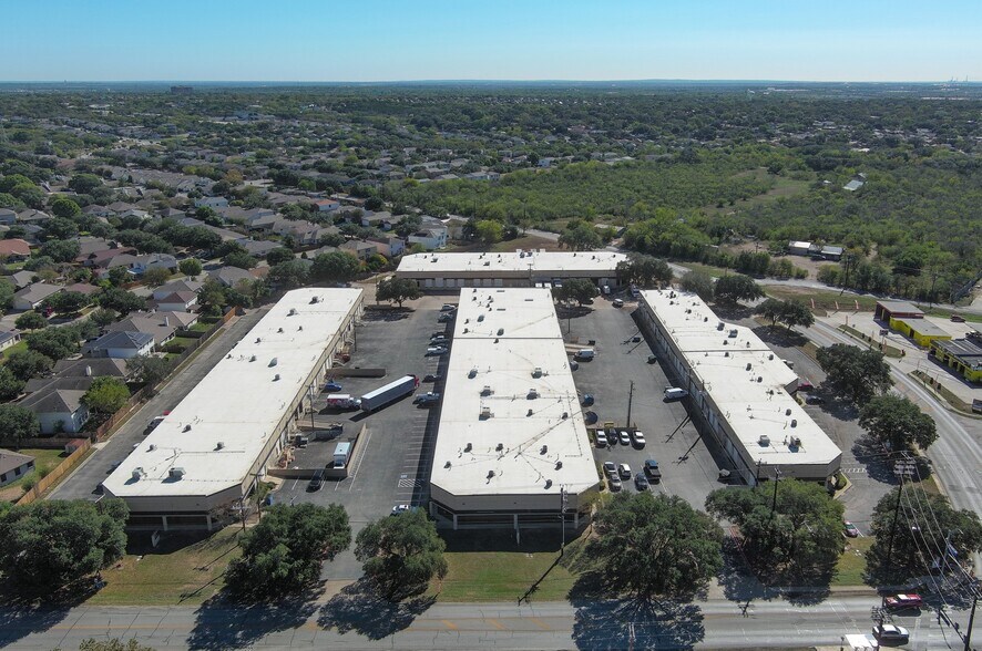 More Photos Of 5626-5648 Randolph Blvd, San Antonio Flex For Lease