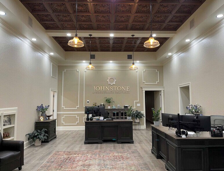 More Photos Of 117 San Augustine St, Center Office Residential For Sale