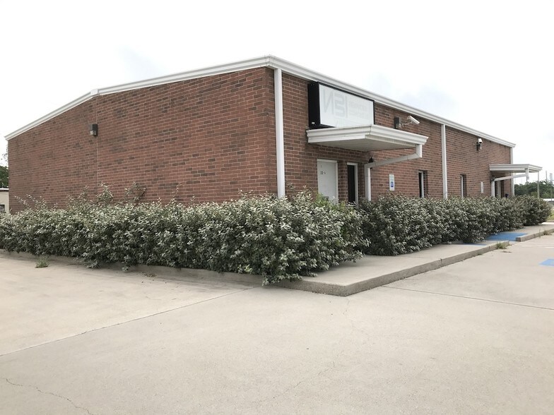 More Photos Of 118 6th St N, Texas City Showroom For Sale