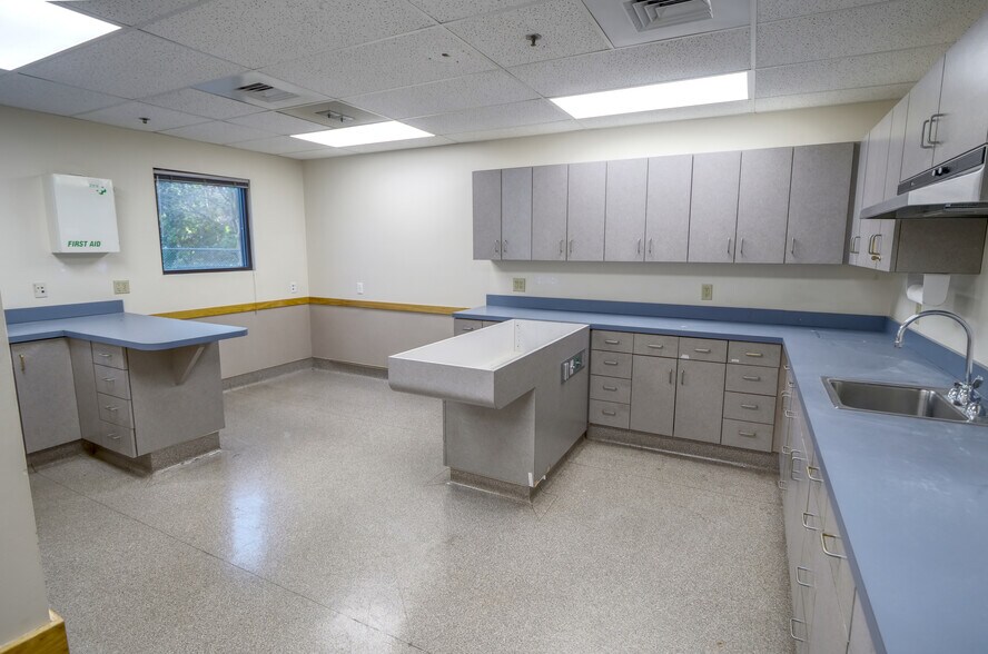 More Photos Of 1235 Boston Rd, Springfield Veterinarian Kennel For Lease