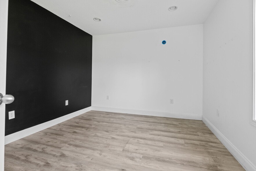 More Photos Of 901 S Main St, Rocky Top Office For Lease