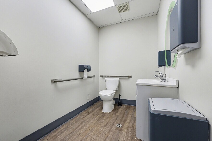 More Photos Of 30000 Orchard Lake Rd, Farmington Medical For Lease