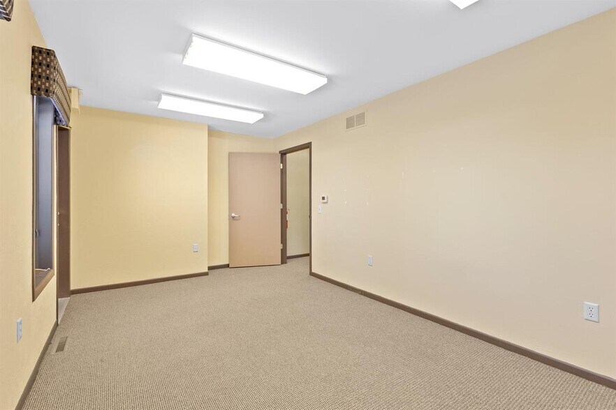 More Photos Of 2131 Calumet Dr, New Holstein Medical For Lease