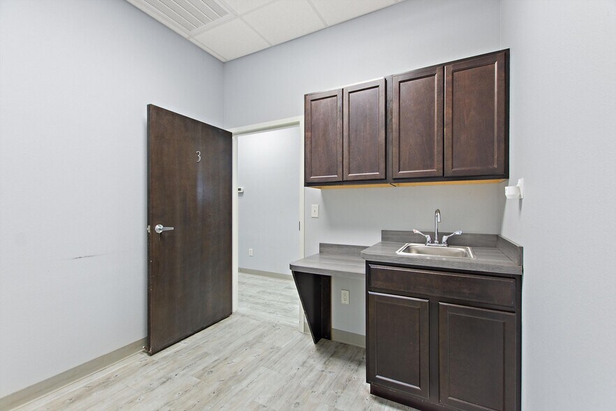 More Photos Of 105 Park Place Blvd, Davenport Medical For Sale