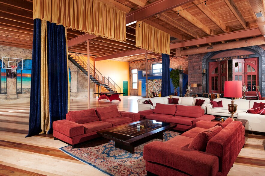 More Photos Of 128 N Campbell Ave, Chicago Showroom For Lease