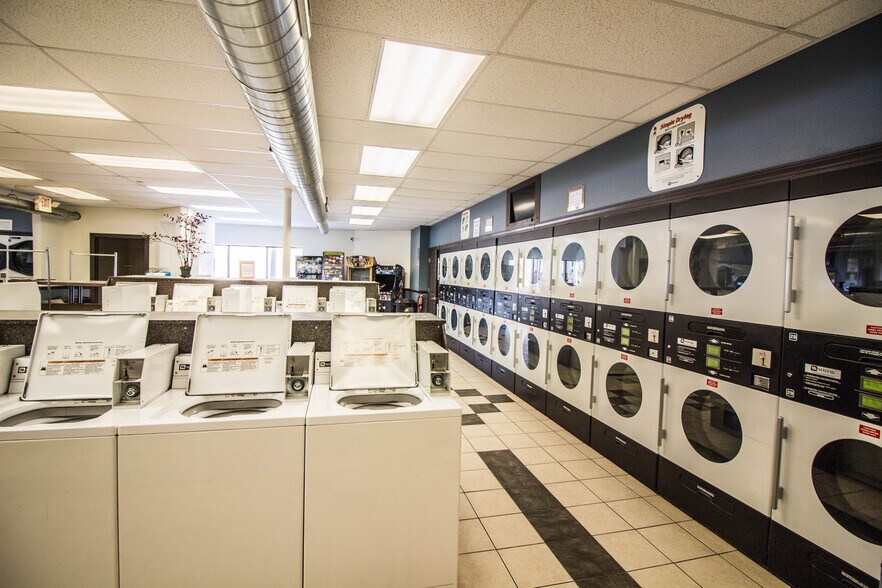 More Photos Of 2510 S Kinnickinnic Ave, Milwaukee Storefront For Sale
