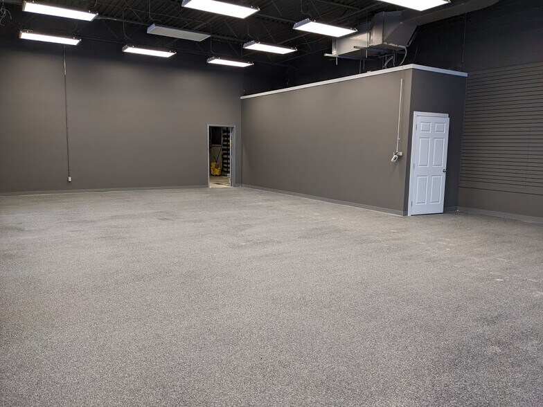 More Photos Of 8308 Fraser Ave, Fort McMurray Showroom For Sale