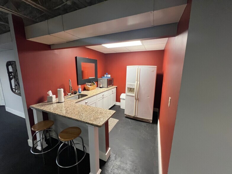 More Photos Of 24 E Andrews Dr NW, Atlanta Storefront For Lease