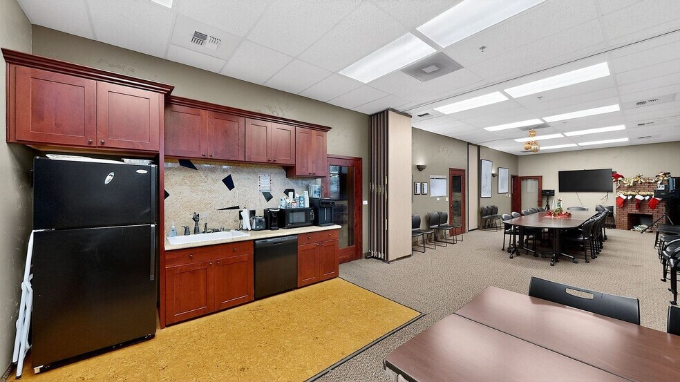 More Photos Of 1510 W Kettleman Ln, Lodi Office For Sale