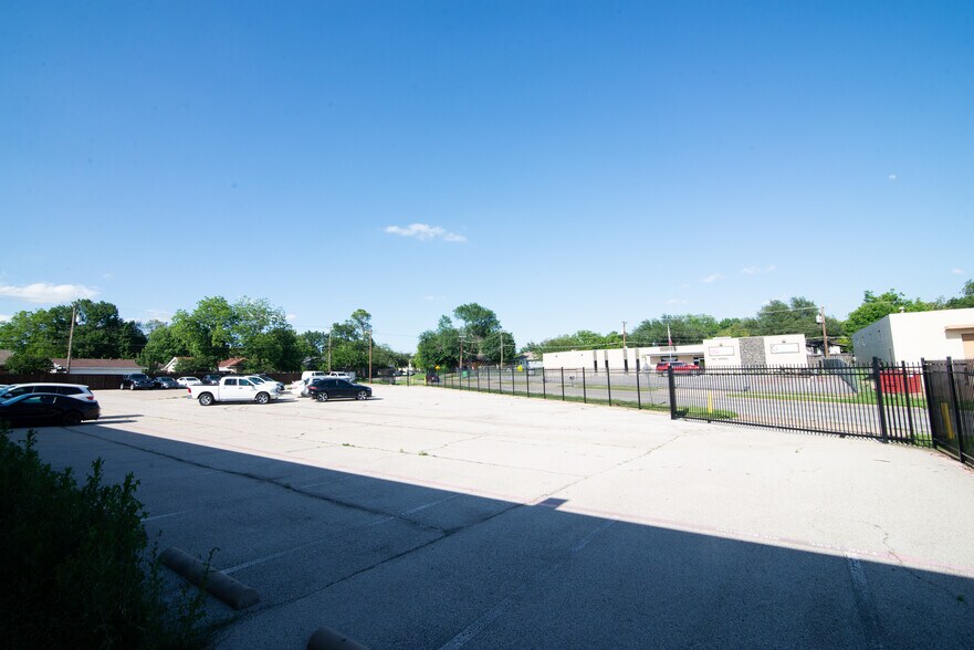 More Photos Of 2925 Merrell Rd, Dallas Showroom For Lease